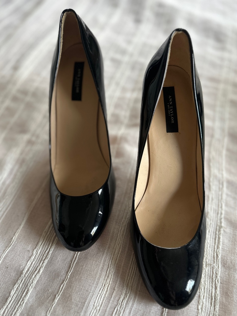 Ann Taylor Black Patent Leather Almond Toe Pumps | Size 9 EUC - Picture 2 of 8